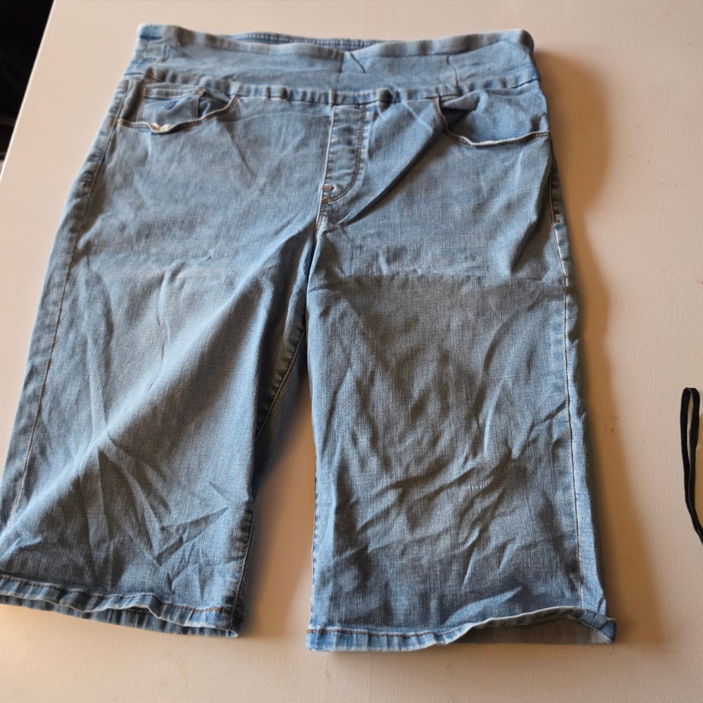 Gloria Vanderbilt Amanda Slimming Pull On Denim Bermuda Shorts Light Wash 14